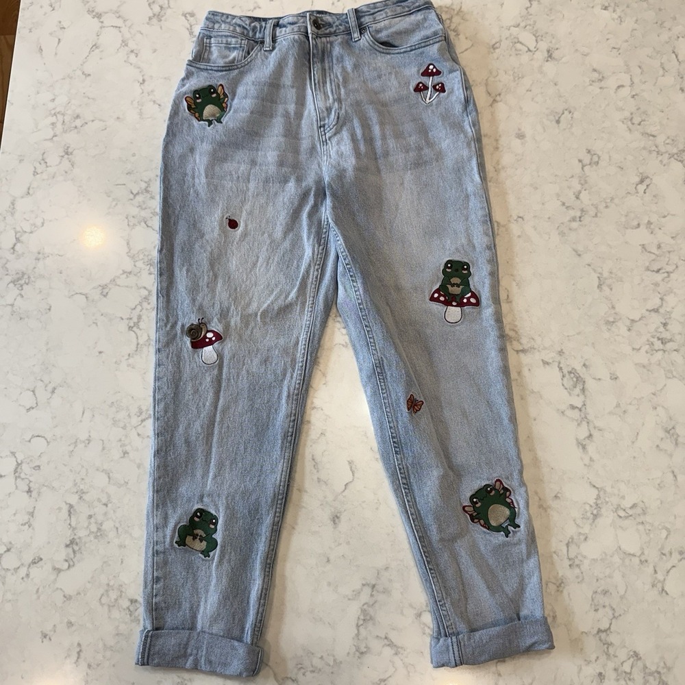 Frogs and Mushroom Embroidered Mom Jeans Light Wash HT Denim Hot Topic Size 9